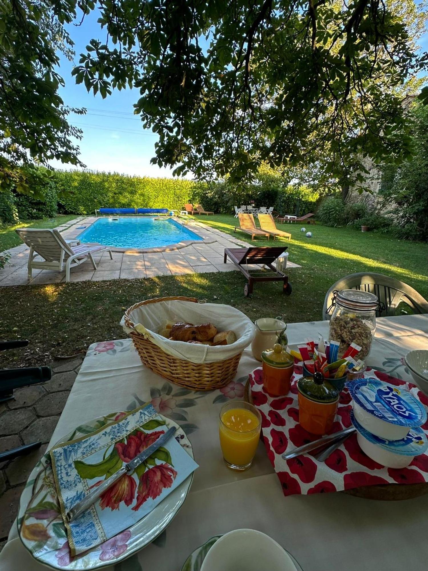 Chez Janie Hirst Apartment Sauzet  Екстериор снимка